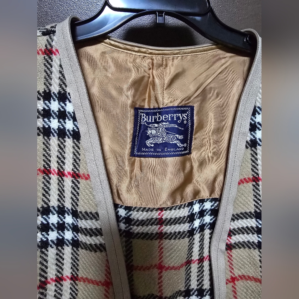 Vintage Burberry Classic Beige Trench Coat, With Removable Wool Liner - Picture 13 of 16